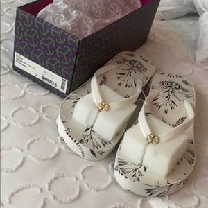 BNWT Tory Burch Thandie Wedge Thong Size 9
